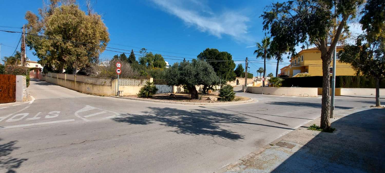 Grundstück von 2.425 m2, 600 m vom Strand entfernt in Calpe (Costa Blanca)
