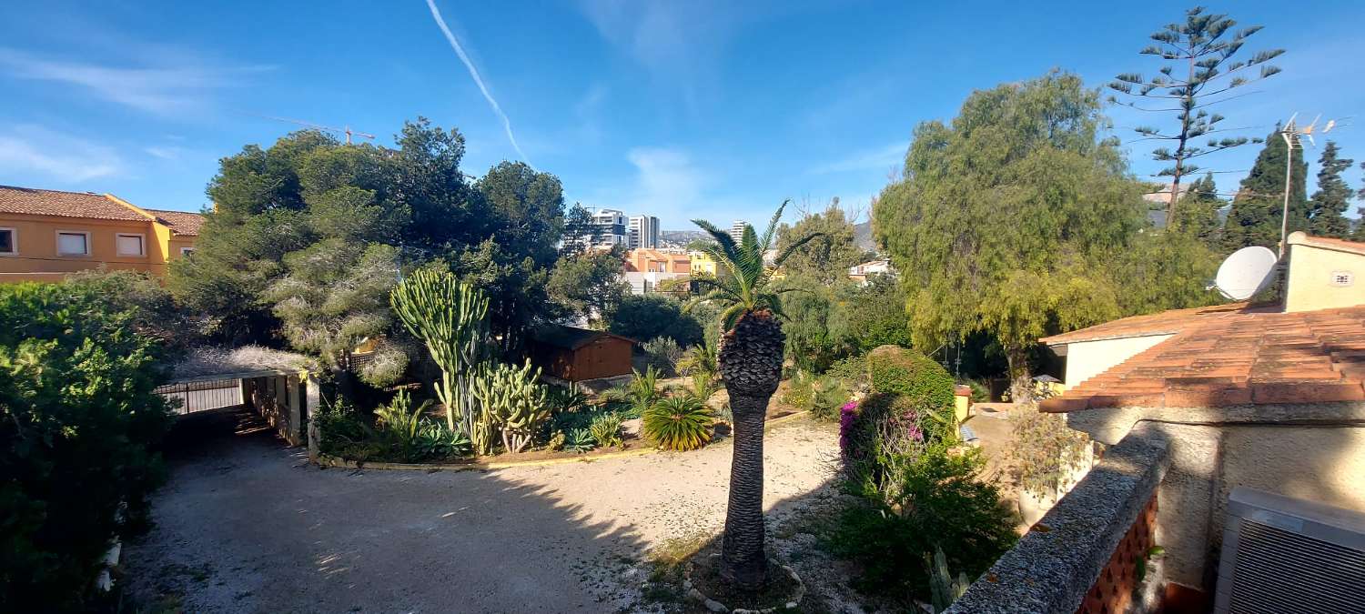 Grundstück von 2.425 m2, 600 m vom Strand entfernt in Calpe (Costa Blanca)