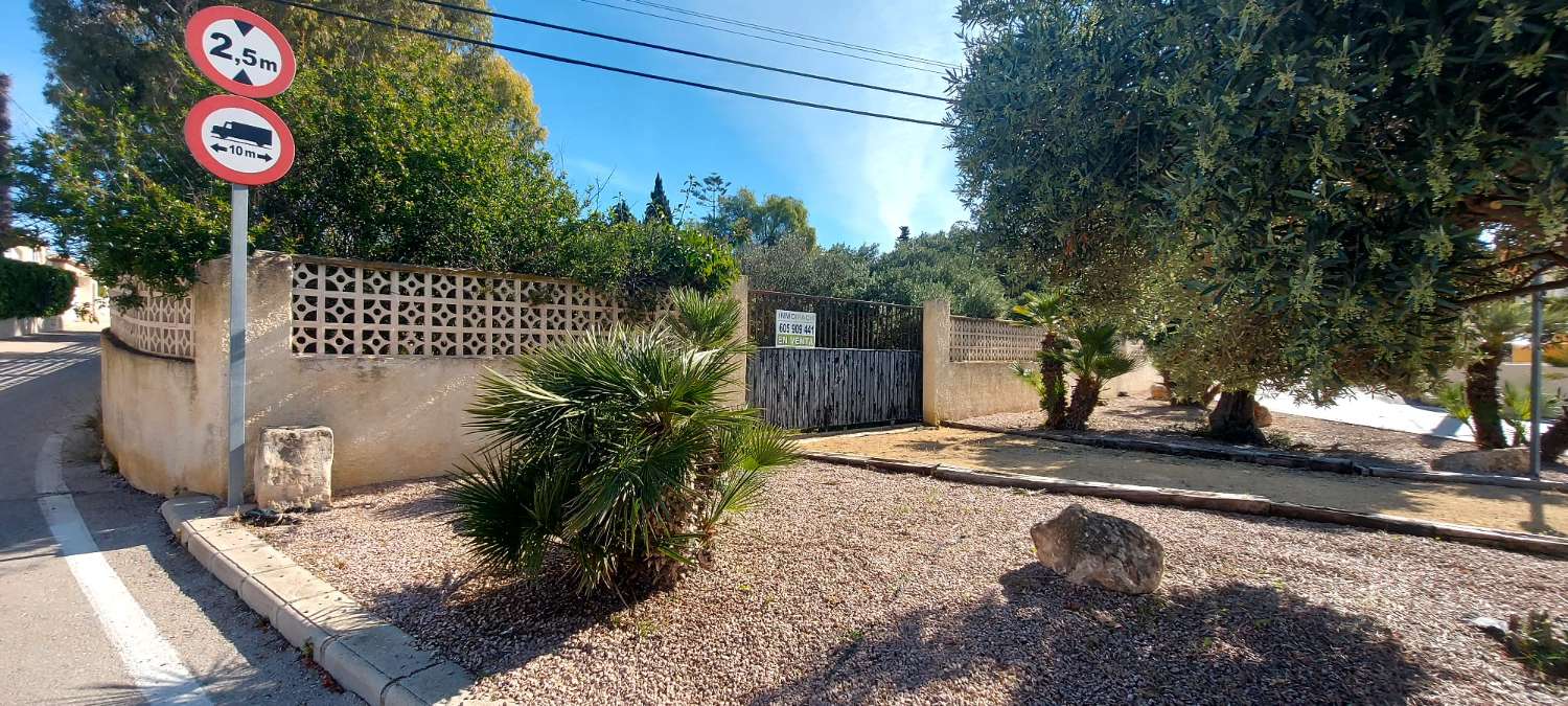 Grundstück von 2.425 m2, 600 m vom Strand entfernt in Calpe (Costa Blanca)