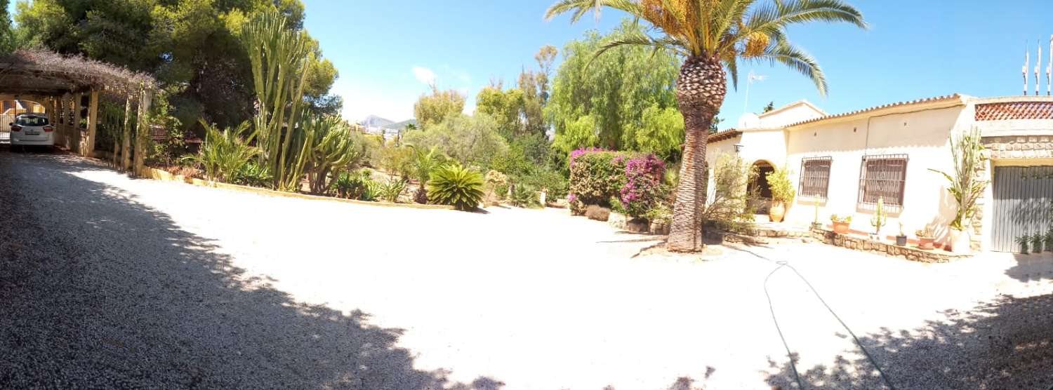 Grundstück von 2.425 m2, 600 m vom Strand entfernt in Calpe (Costa Blanca)