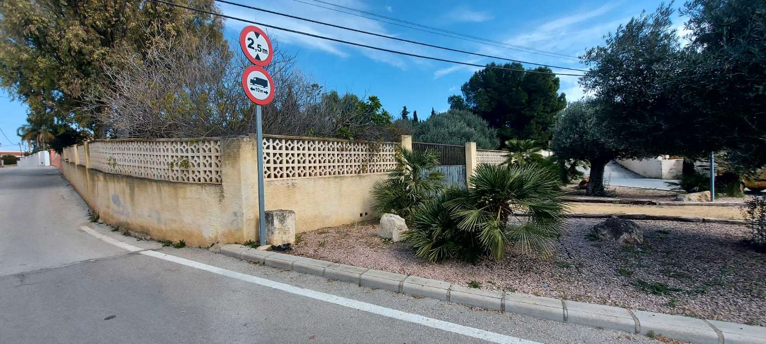 Grundstück von 2.425 m2, 600 m vom Strand entfernt in Calpe (Costa Blanca)