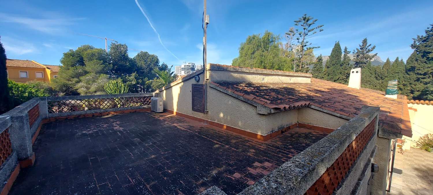 Grundstück von 2.425 m2, 600 m vom Strand entfernt in Calpe (Costa Blanca)
