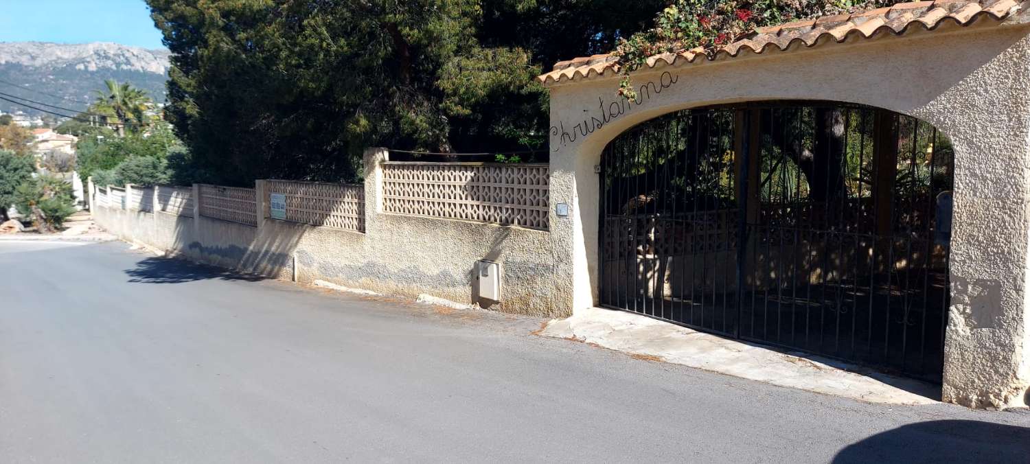 Grundstück von 2.425 m2, 600 m vom Strand entfernt in Calpe (Costa Blanca)