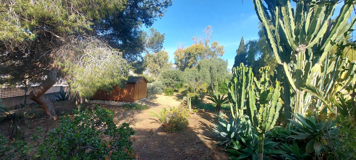 Grundstück von 2.425 m2, 600 m vom Strand entfernt in Calpe (Costa Blanca)