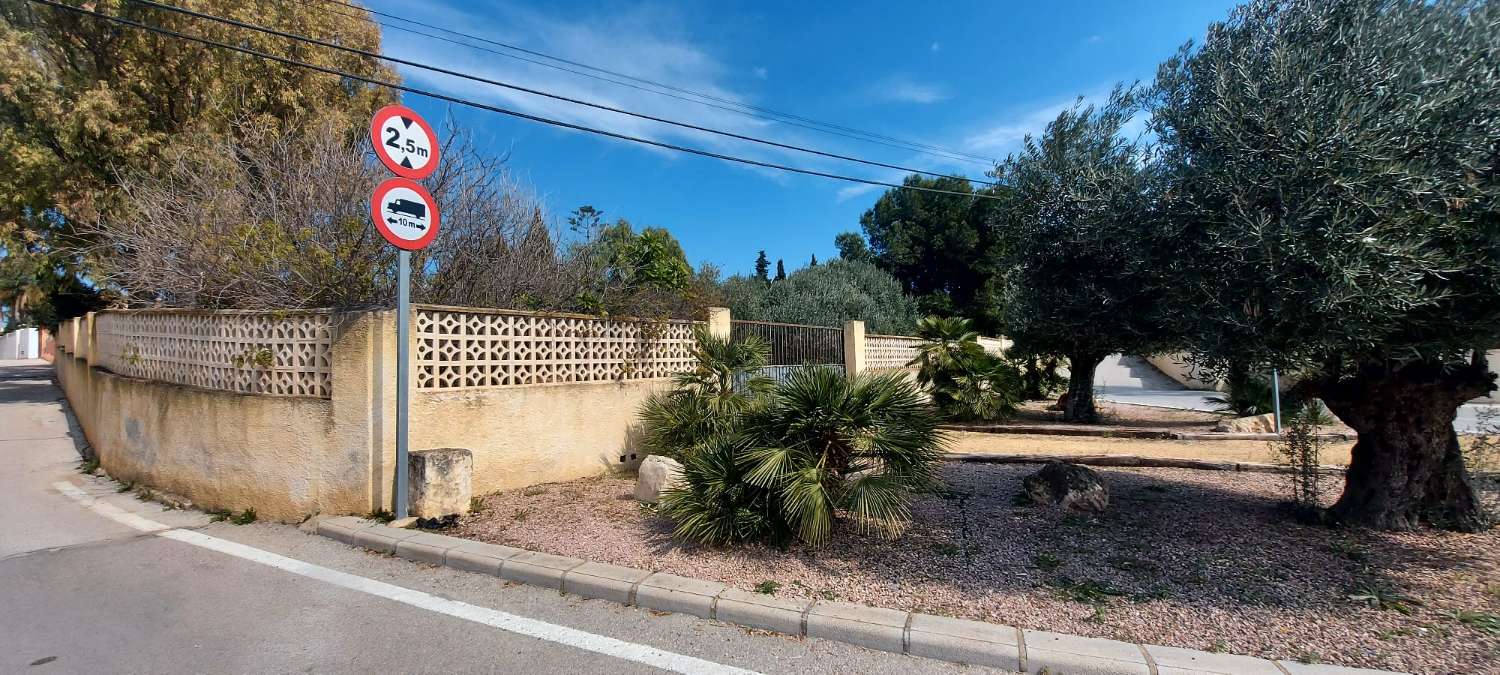 Grundstück von 2.425 m2, 600 m vom Strand entfernt in Calpe (Costa Blanca)