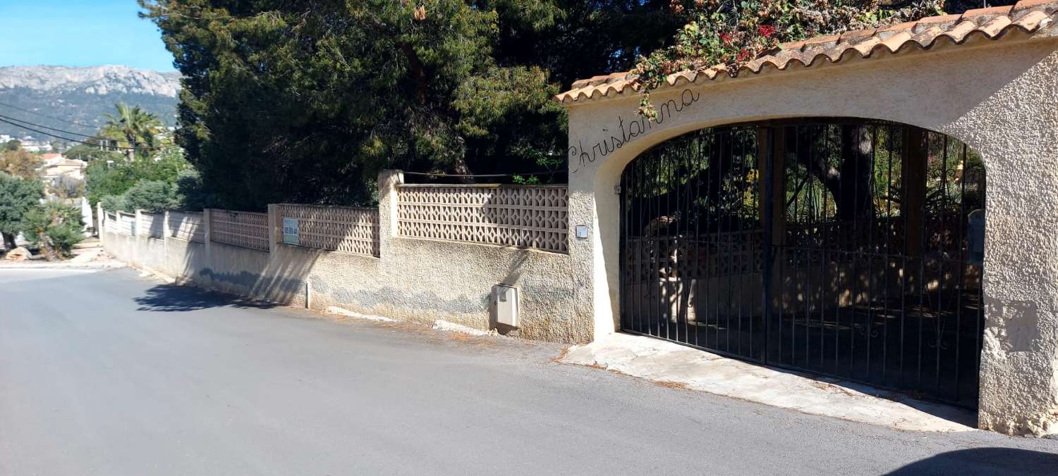 Grundstück von 2.425 m2, 600 m vom Strand entfernt in Calpe (Costa Blanca)