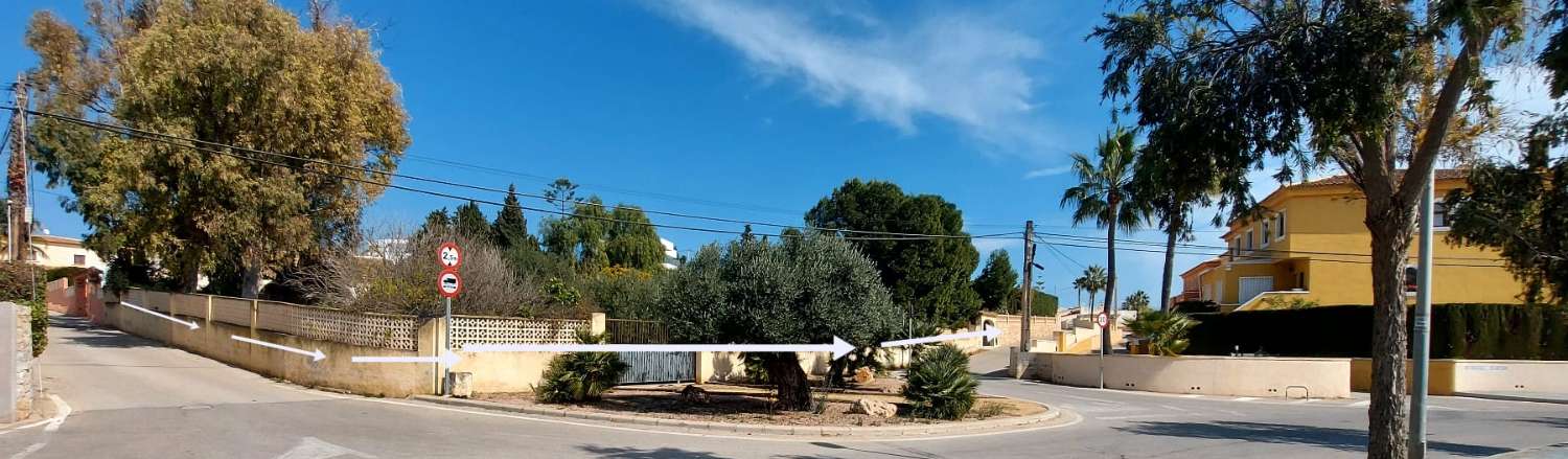 Grundstück von 2.425 m2, 600 m vom Strand entfernt in Calpe (Costa Blanca)