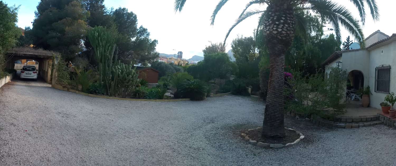 Grundstück von 2.425 m2, 600 m vom Strand entfernt in Calpe (Costa Blanca)