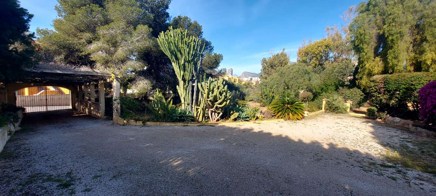 Grundstück von 2.425 m2, 600 m vom Strand entfernt in Calpe (Costa Blanca)