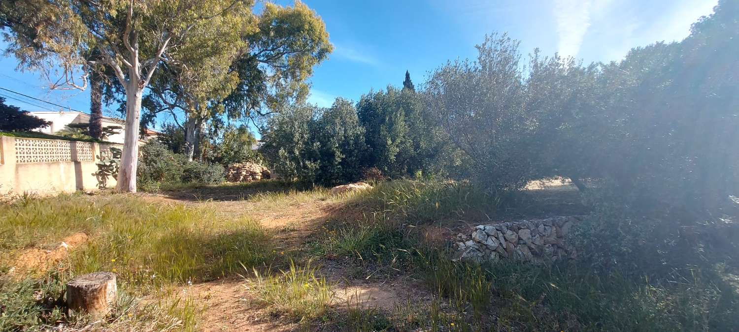 Grundstück von 2.425 m2, 600 m vom Strand entfernt in Calpe (Costa Blanca)