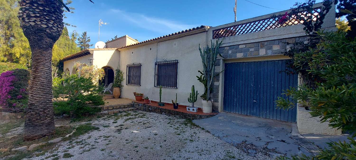 Grundstück von 2.425 m2, 600 m vom Strand entfernt in Calpe (Costa Blanca)