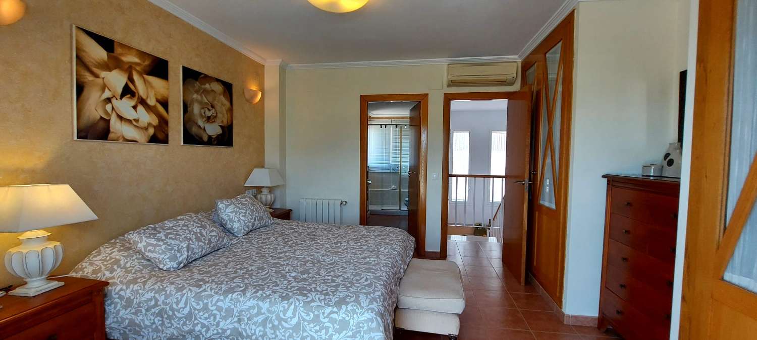 Villa 4 dormitorios dobles, sótano, piscina y muy cerca de todos los servicios en Calpe (Costa Blanca)