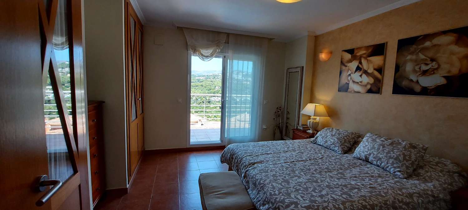 Вилла с 4 спальнями с двуспальными кроватями, подвалом, бассейном и очень близко ко всем услугам в Кальпе (Коста Бланка)