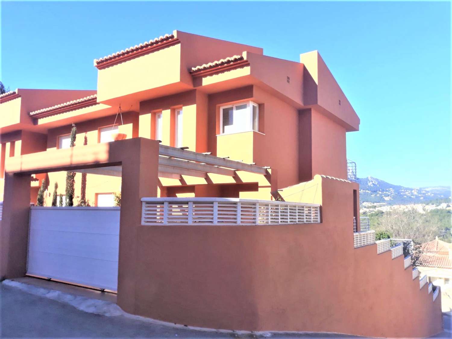 Villa mit 4 Doppelzimmern, Keller, Pool und ganz in der Nähe aller Dienstleistungen in Calpe (Costa Blanca)