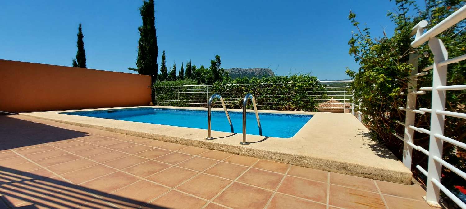 Villa 4 slaapkamers, kelder, zwembad en zeer dicht bij alle voorzieningen in Calpe (Costa Blanca)