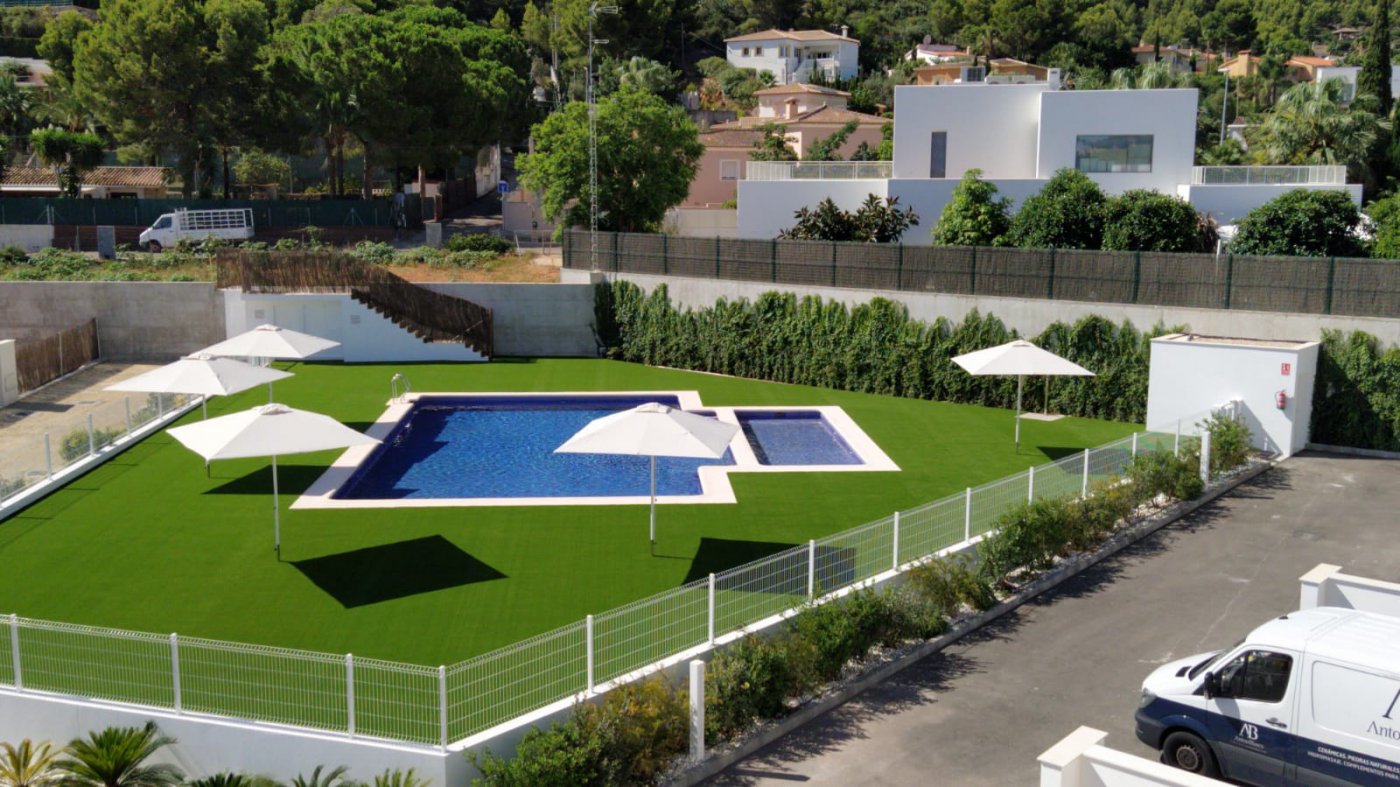 Moderne halfvrijstaande woning met tuin en solarium in Dénia (Alicante)