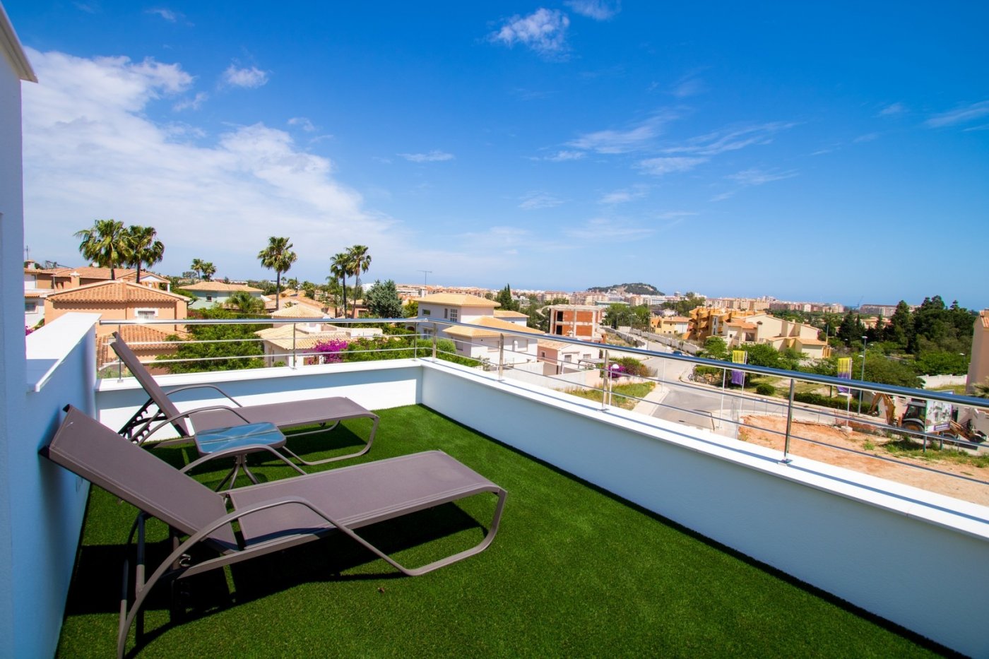 Pareado moderno con jardín y solarium en Dénia (Alicante)