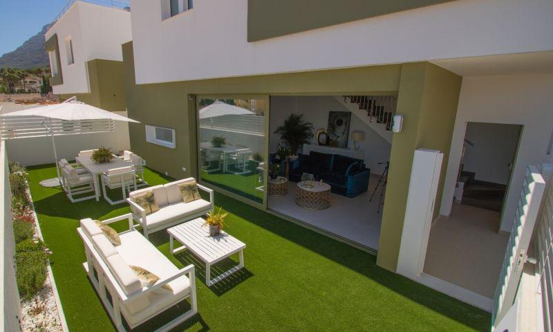 Moderne halfvrijstaande woning met tuin en solarium in Dénia (Alicante)