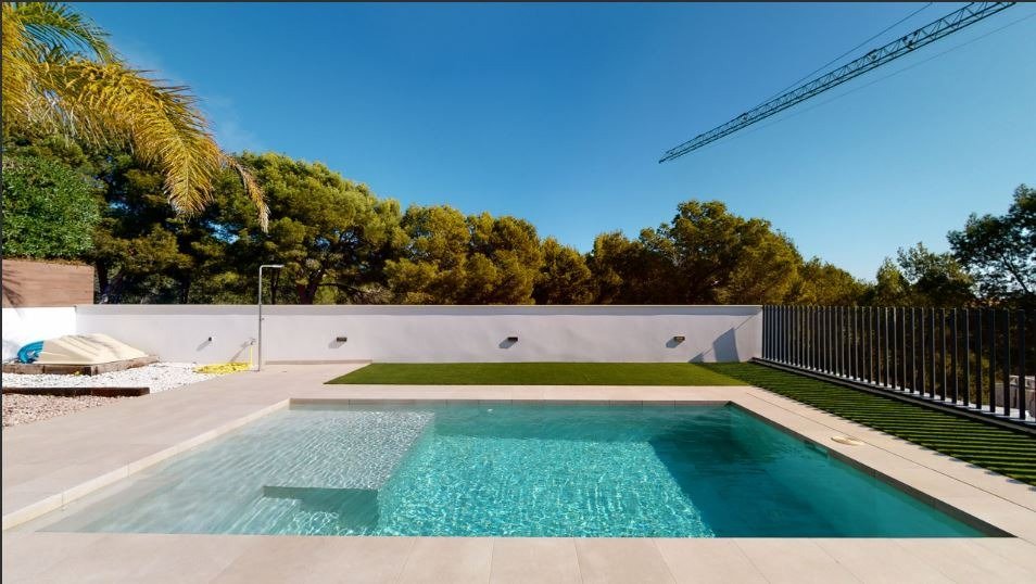 Villa indépendante de nouvelle construction avec piscine privée à La Nucía (Alicante)