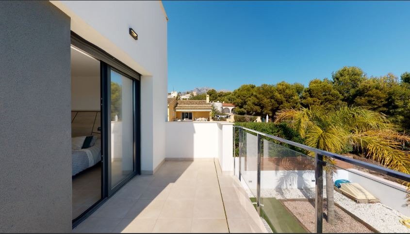 Villa indépendante de nouvelle construction avec piscine privée à La Nucía (Alicante)
