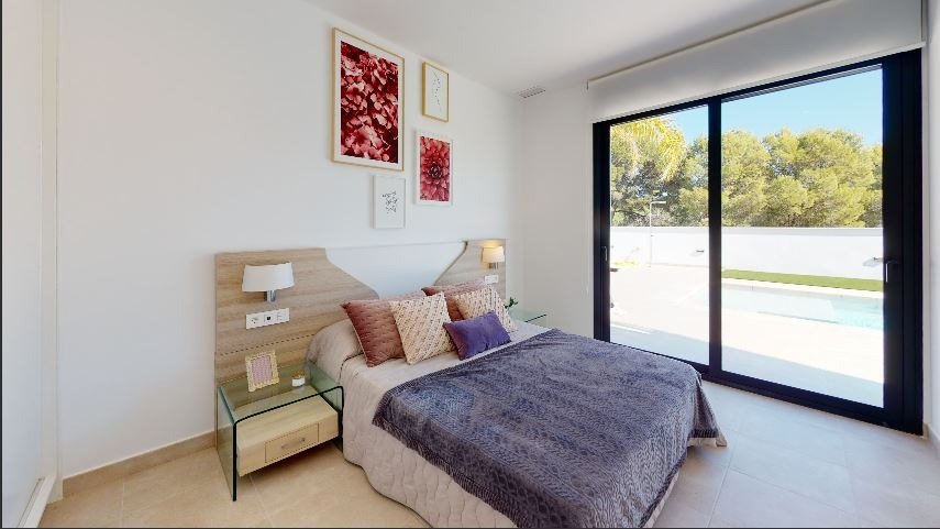 Villa indépendante de nouvelle construction avec piscine privée à La Nucía (Alicante)