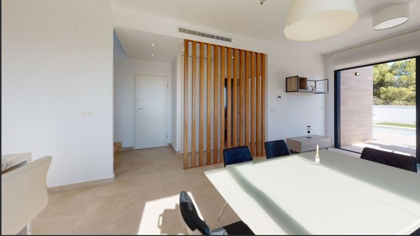 Villa indépendante de nouvelle construction avec piscine privée à La Nucía (Alicante)
