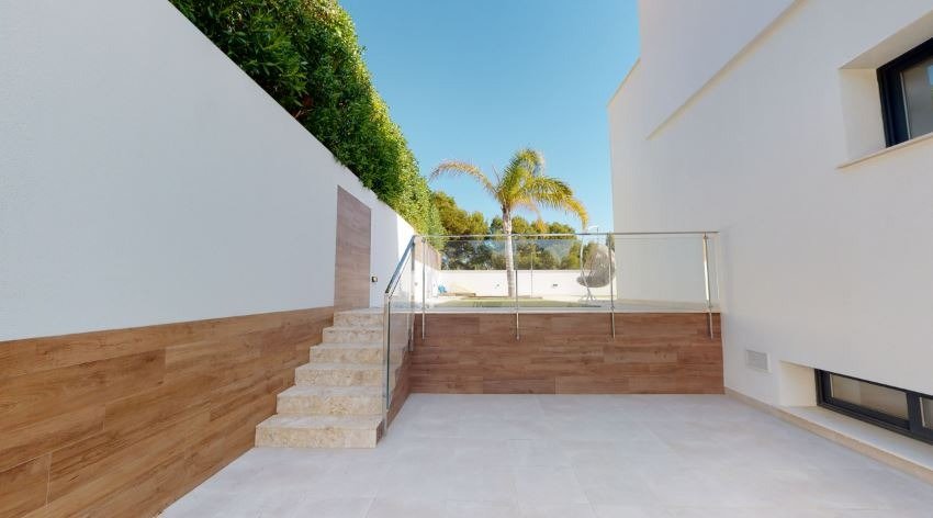 Villa indépendante de nouvelle construction avec piscine privée à La Nucía (Alicante)