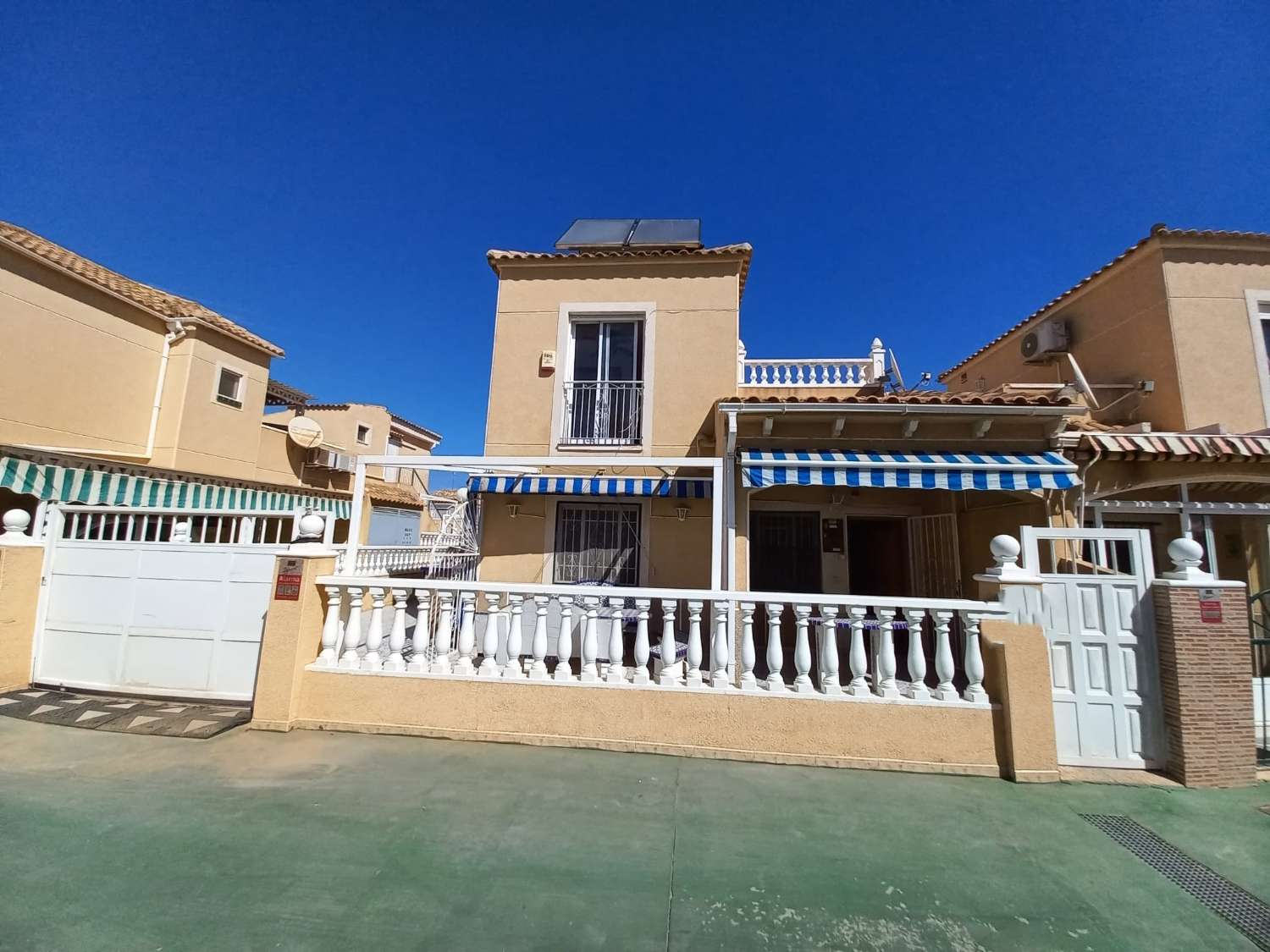Duplex de 3 chambres avec piscine commune à Los balcones-Torrevieja (Costa Blanca Sud)