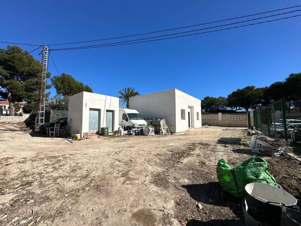 Flat urban plot of 819 m2 very close to the beach and all services in Calpe (Costa Blanca)