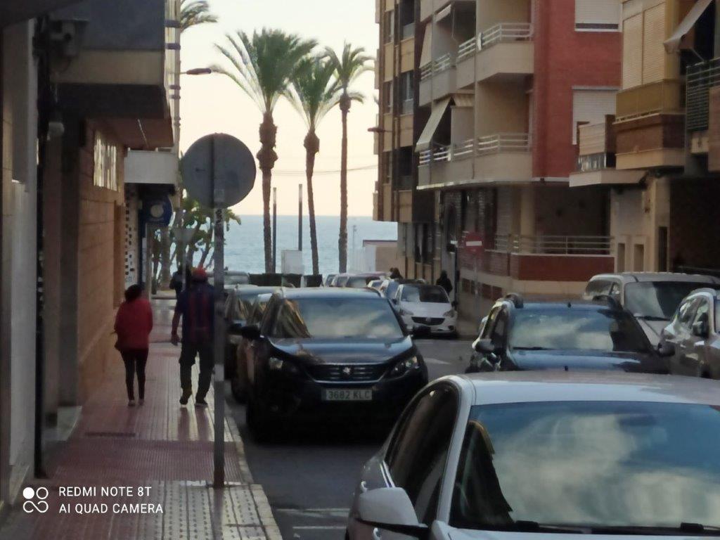 Geschäftslokal in ausgezeichneter Lage, nur 100 Meter von der Promenade von Torrevieja (Alicante) entfernt
