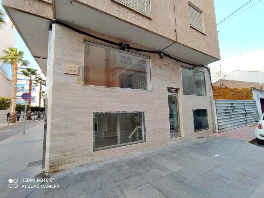 Commercial premises with an excellent location just 100 meters from the Torrevieja promenade (Alicante)