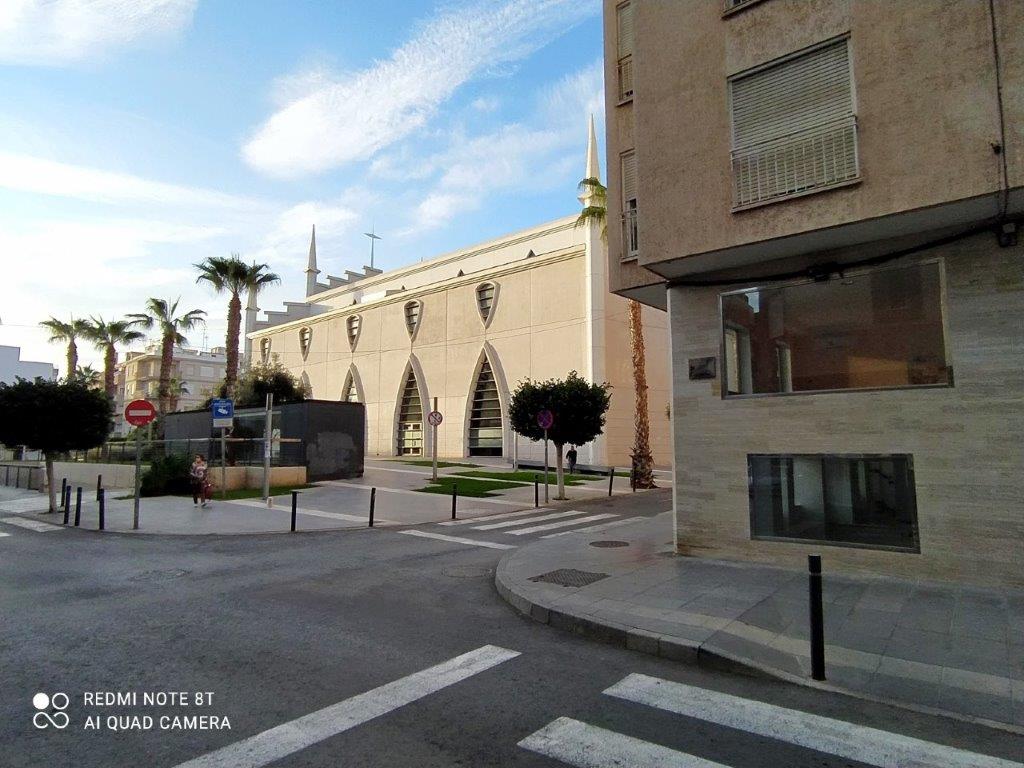 Commercieel pand met een uitstekende ligging op slechts 100 meter van de promenade van Torrevieja (Alicante)
