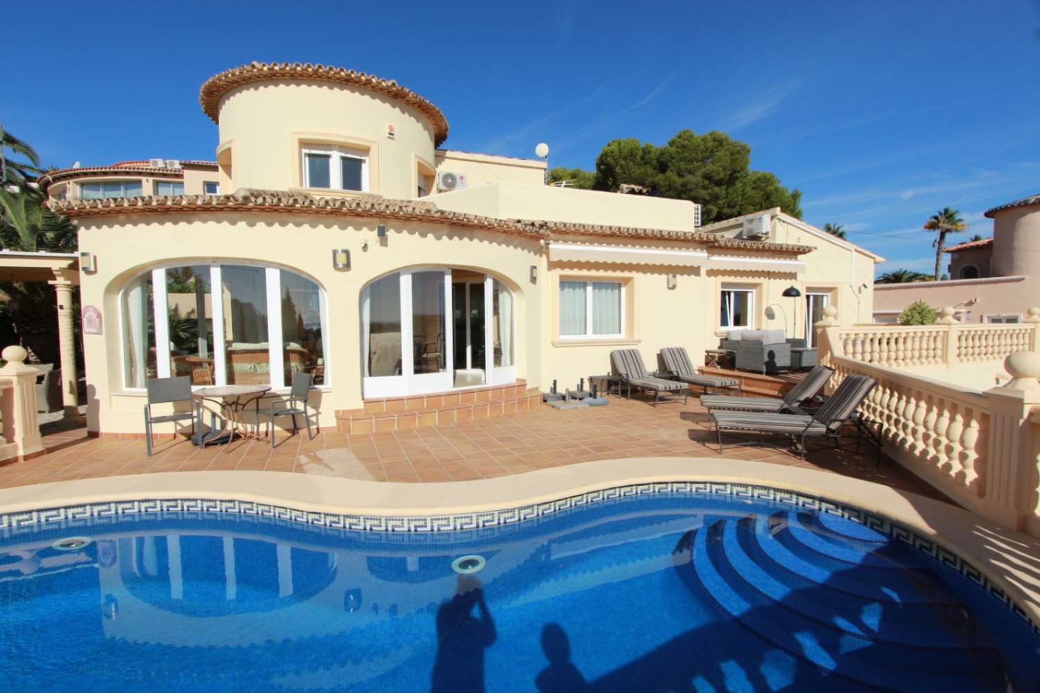 ZU VERKAUFEN IN CALPE, VILLA MIT MEERBLICK