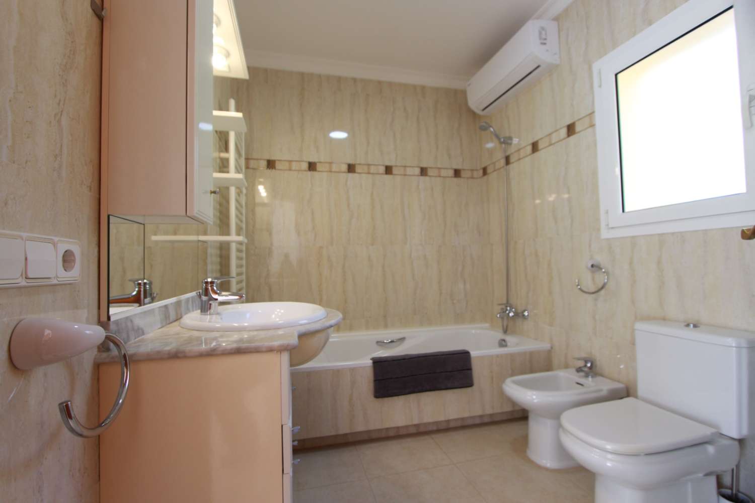 ZU VERKAUFEN IN CALPE, VILLA MIT MEERBLICK