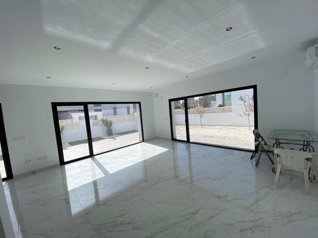 Moderne Neubauvilla mit 4 Schlafzimmern, 500 m vom Strand entfernt in Calpe (Costa Blanca)
