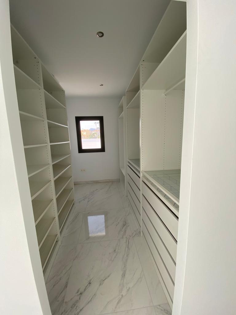 Moderne Neubauvilla mit 4 Schlafzimmern, 500 m vom Strand entfernt in Calpe (Costa Blanca)