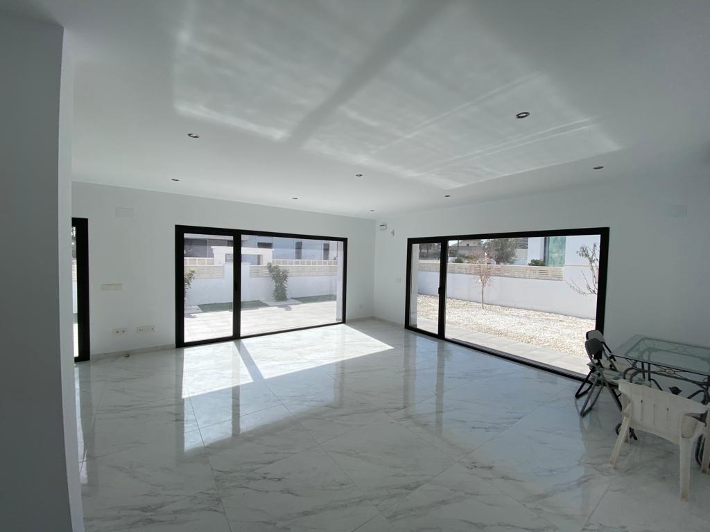 Moderne Neubauvilla mit 4 Schlafzimmern, 500 m vom Strand entfernt in Calpe (Costa Blanca)