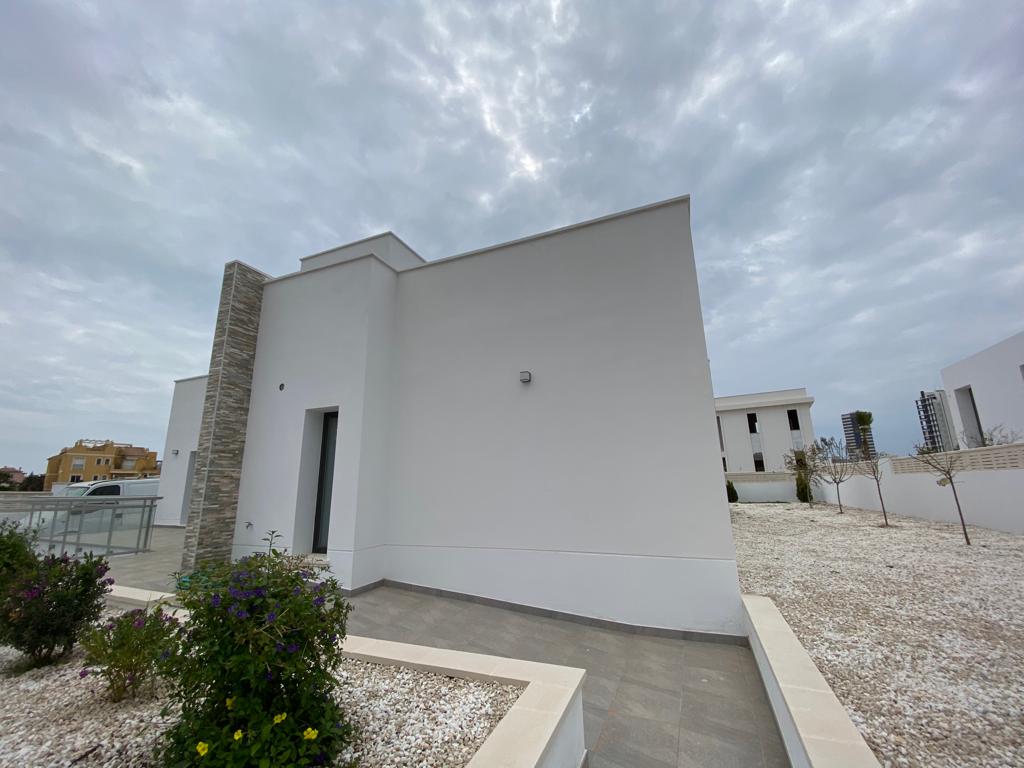 Moderne Neubauvilla mit 4 Schlafzimmern, 500 m vom Strand entfernt in Calpe (Costa Blanca)