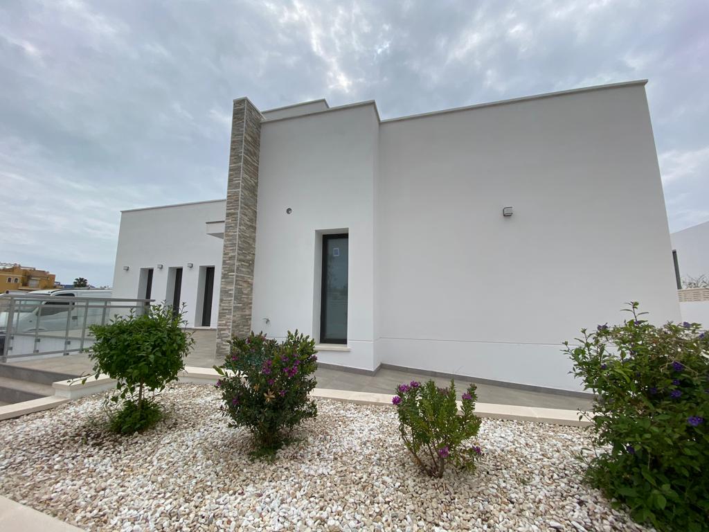 Moderne Neubauvilla mit 4 Schlafzimmern, 500 m vom Strand entfernt in Calpe (Costa Blanca)