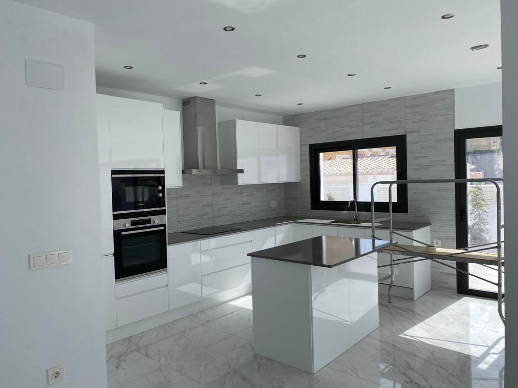 Moderne Neubauvilla mit 4 Schlafzimmern, 500 m vom Strand entfernt in Calpe (Costa Blanca)