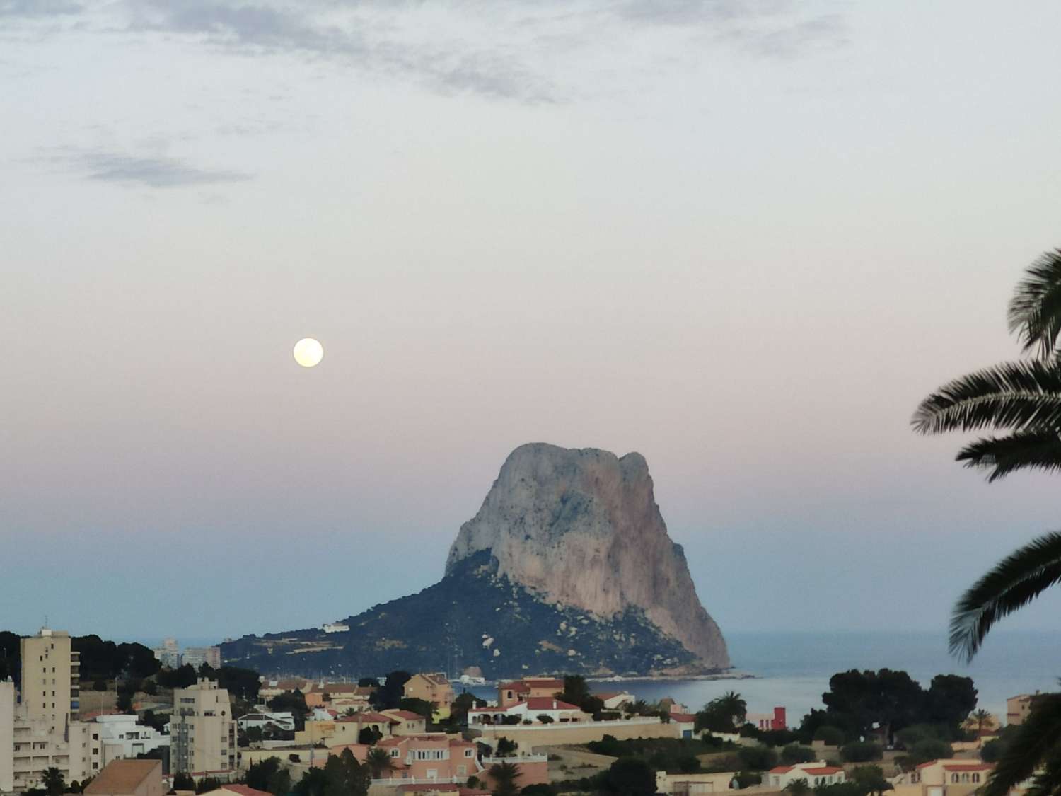 LUXUSVILLA, ALLES VON HÖCHSTER QUALITÄT UND MIT MEERBLICK IN EINER SEHR PRIVILEGIERTEN URBANISATION IN CALPE