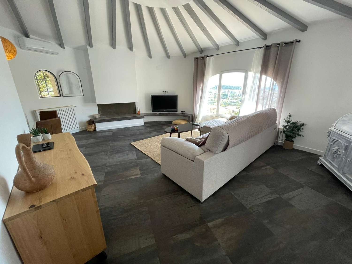 LUXUSVILLA, ALLES VON HÖCHSTER QUALITÄT UND MIT MEERBLICK IN EINER SEHR PRIVILEGIERTEN URBANISATION IN CALPE