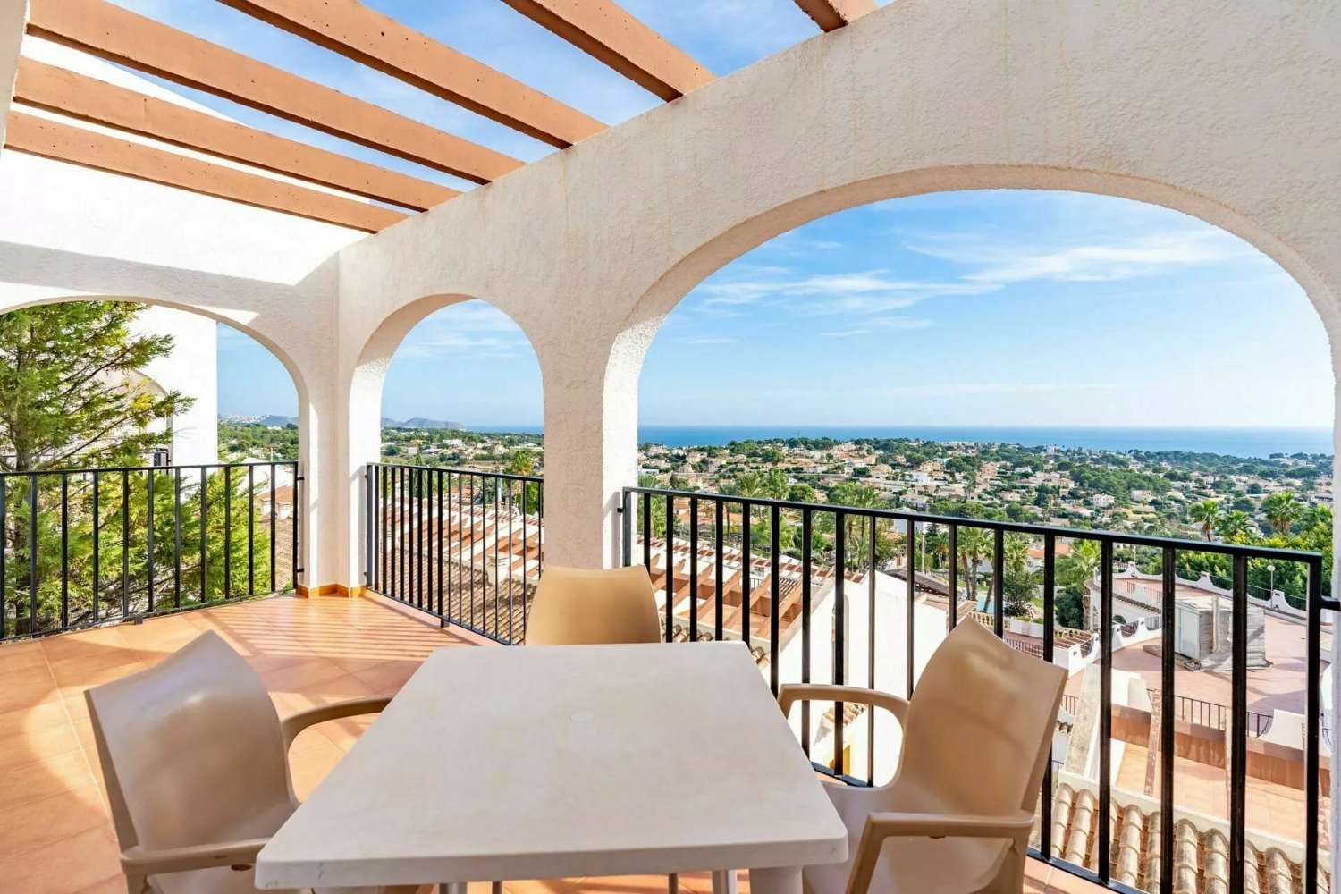 Bungalow mit 2 Schlafzimmern, Solarium, Garage, Swimmingpool und Meerblick in Calpe (Costa Blanca)