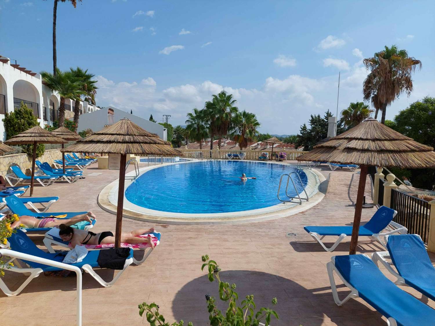 Bungalow mit 2 Schlafzimmern, Solarium, Garage, Swimmingpool und Meerblick in Calpe (Costa Blanca)