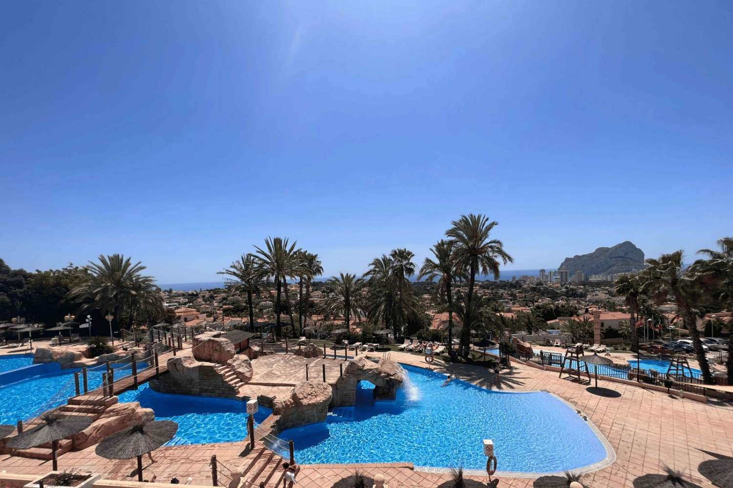 Bungalow mit 2 Schlafzimmern, Solarium, Garage, Swimmingpool und Meerblick in Calpe (Costa Blanca)