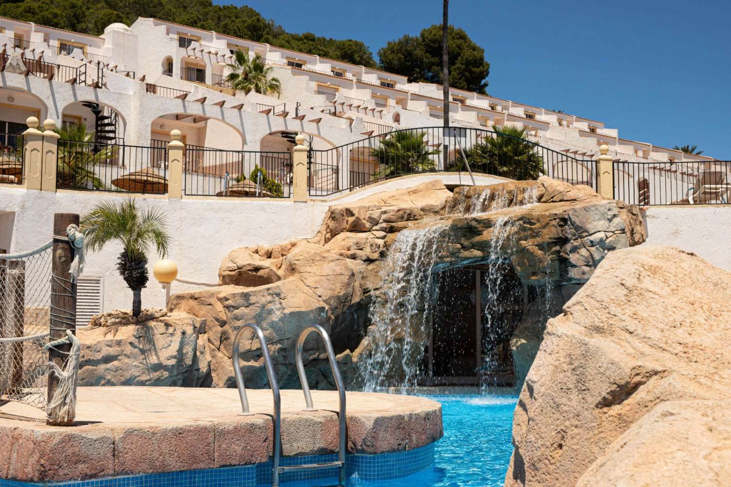 Bungalow mit 2 Schlafzimmern, Solarium, Garage, Swimmingpool und Meerblick in Calpe (Costa Blanca)