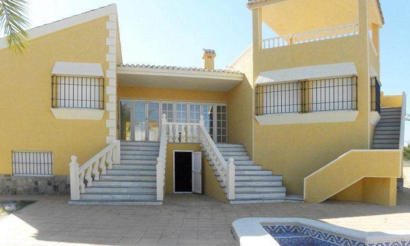 Вилла в продаже в La Manga del Mar Menor