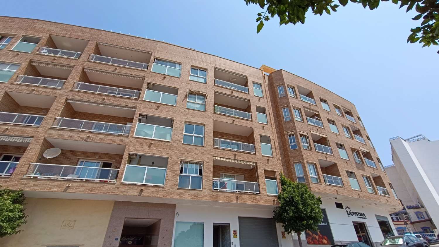 Spacious 5-bedroom apartment close to all amenities in Calpe, Alicante (Costa Blanca North)