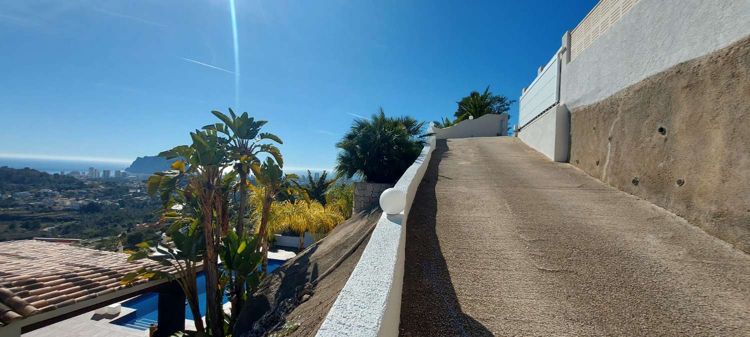 Luxe villa met schitterend uitzicht in Calpe (Costa Blanca Noord)