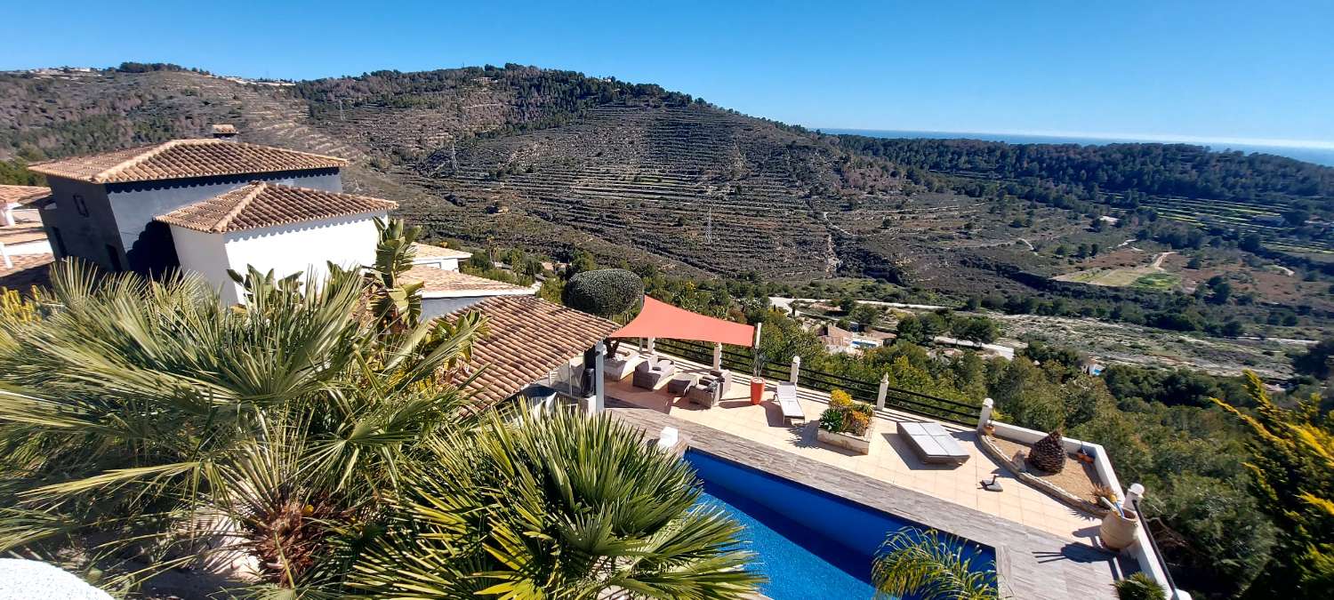 Luxe villa met schitterend uitzicht in Calpe (Costa Blanca Noord)